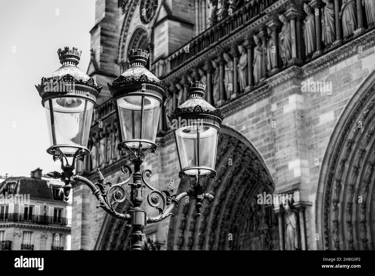 Antica Street Light di fronte alla Cattedrale di Notre Dame a Parigi, Francia Foto Stock