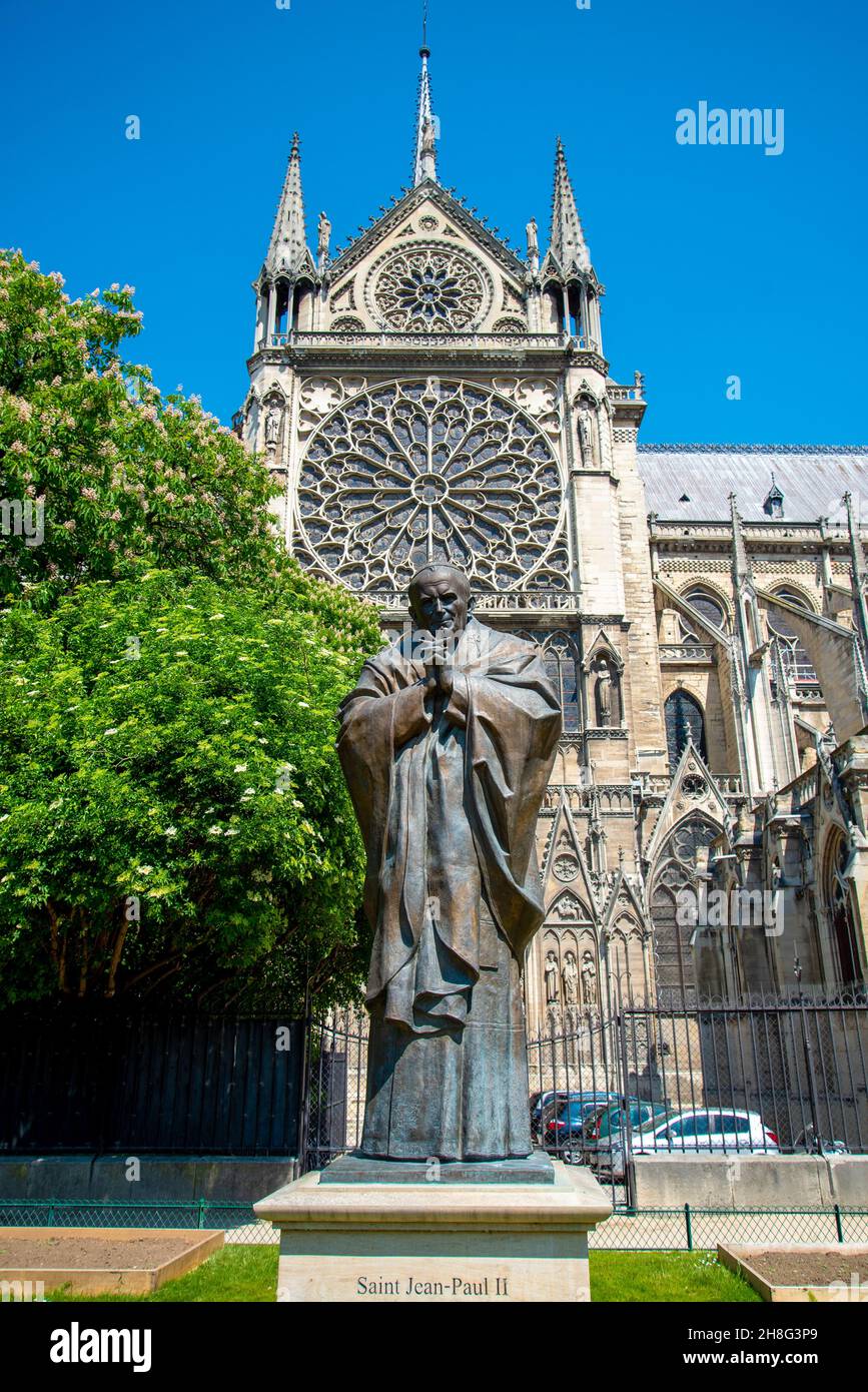 Statua di papa Giovanni Paolo II di fronte alla Cattedrale di Notre Dame a Parigi, Francia Foto Stock