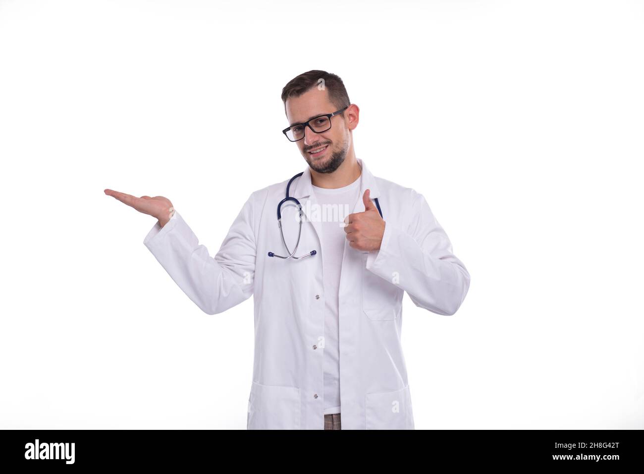 Medico tenendo la mano a lato puntando su di esso isolato. Uomo Doctor Sign. Pubblicità, commerciale, Business Concept Foto Stock