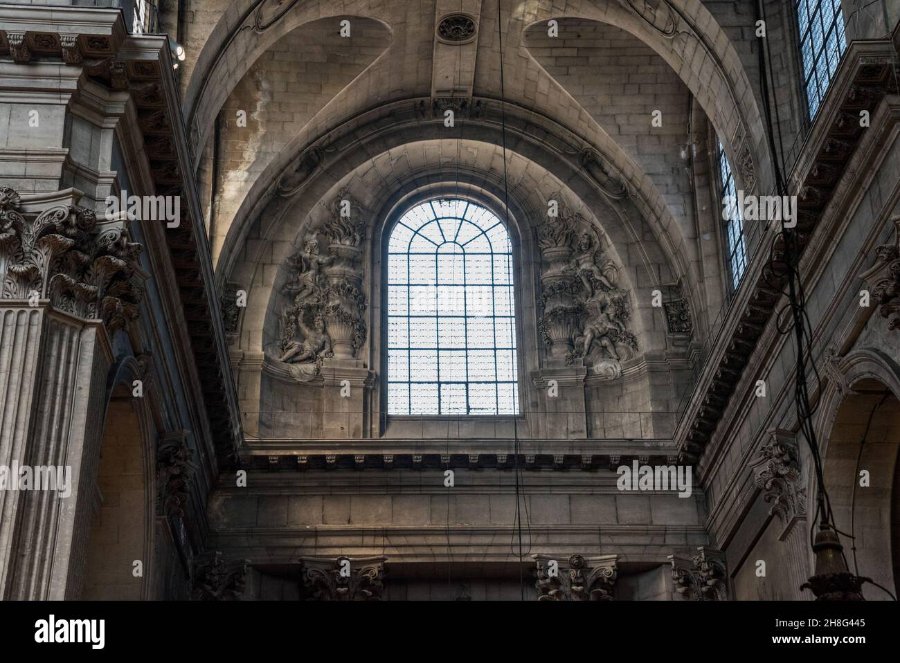 Soffitto del transetto della chiesa gotica Saint Sulpice a Parigi, Francia Foto Stock