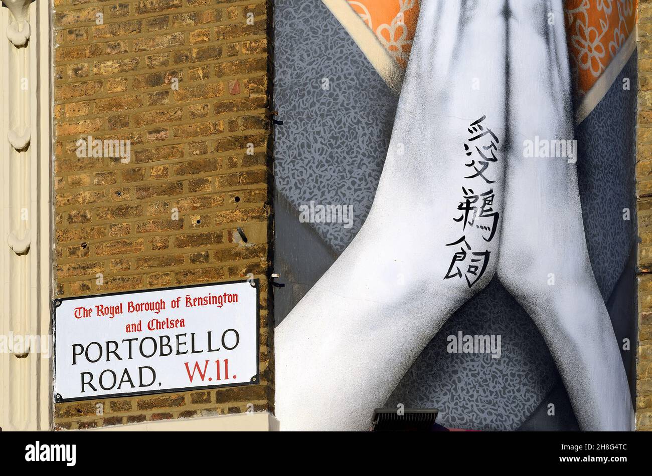 Londra, Inghilterra, Regno Unito. Portobello Road: Ukai Bar/Ristorante all'angolo di Lancaster Road. Decorazione sulla facciata Foto Stock