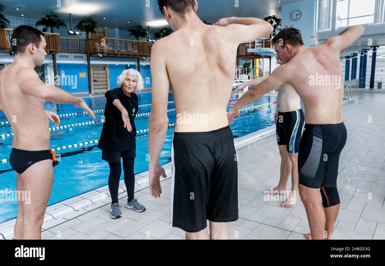 Rendsburg, Germania. 26 novembre 2021. L'istruttore di nuoto Helga Wendt pratica i movimenti al Beckerand con un gruppo di nuotatori che allena nei bagni Aquacity. A 86 anni, è forse la più antica insegnante di nuoto in Germania. (Per dpa 'l'istruttore di wimming Helga Wendt è ancora un modello di ruolo alla piscina a 86') credito: Markus Scholz/dpa/Alamy Live News Foto Stock