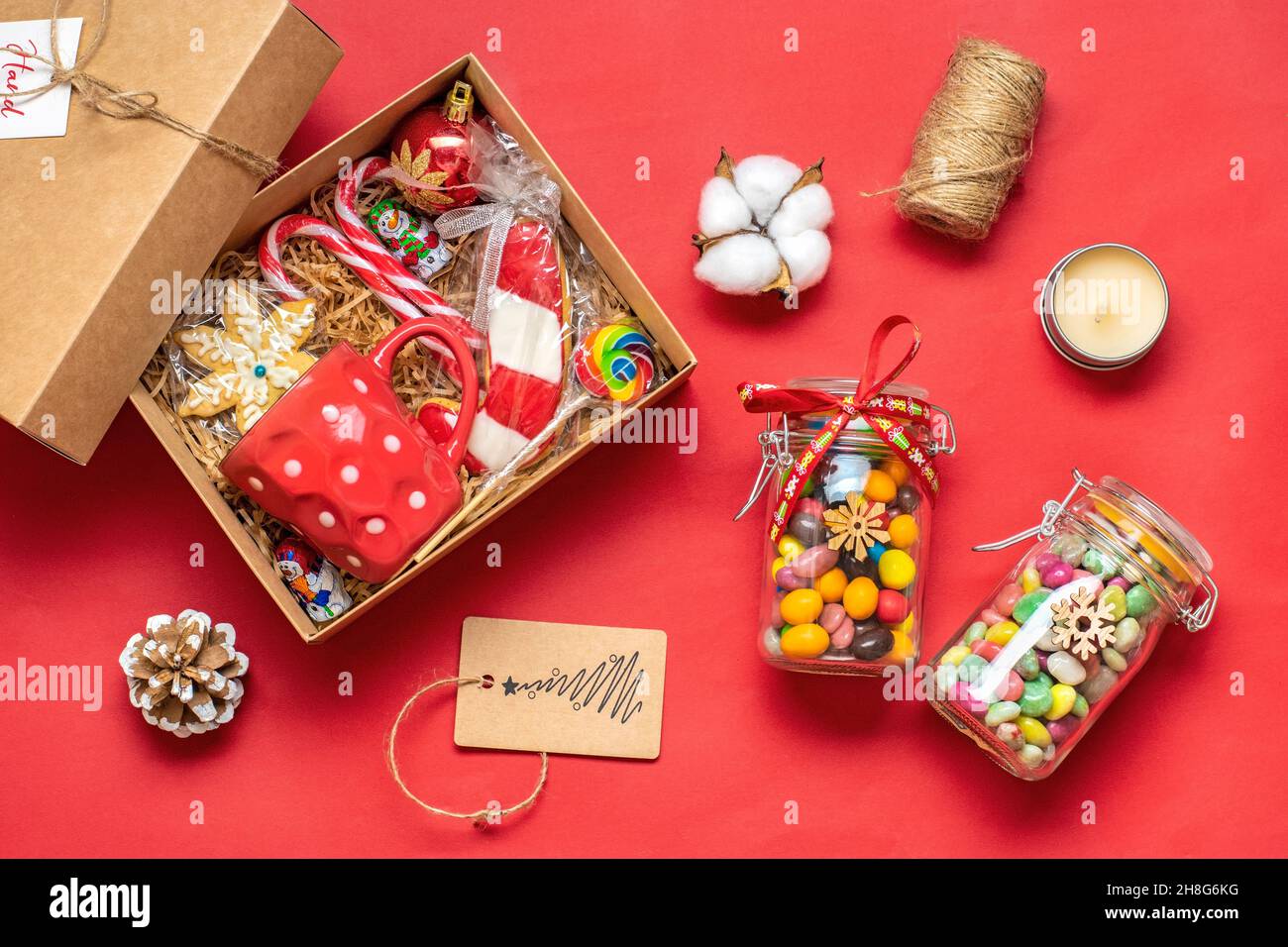 Pacchetto cura artigianale, scatola regalo stagionale con caramelle, pan di  zenzero, arredamento natalizio cesto ecologico personalizzato per la  famiglia, gli amici, la ragazza per i thanksgi Foto stock - Alamy