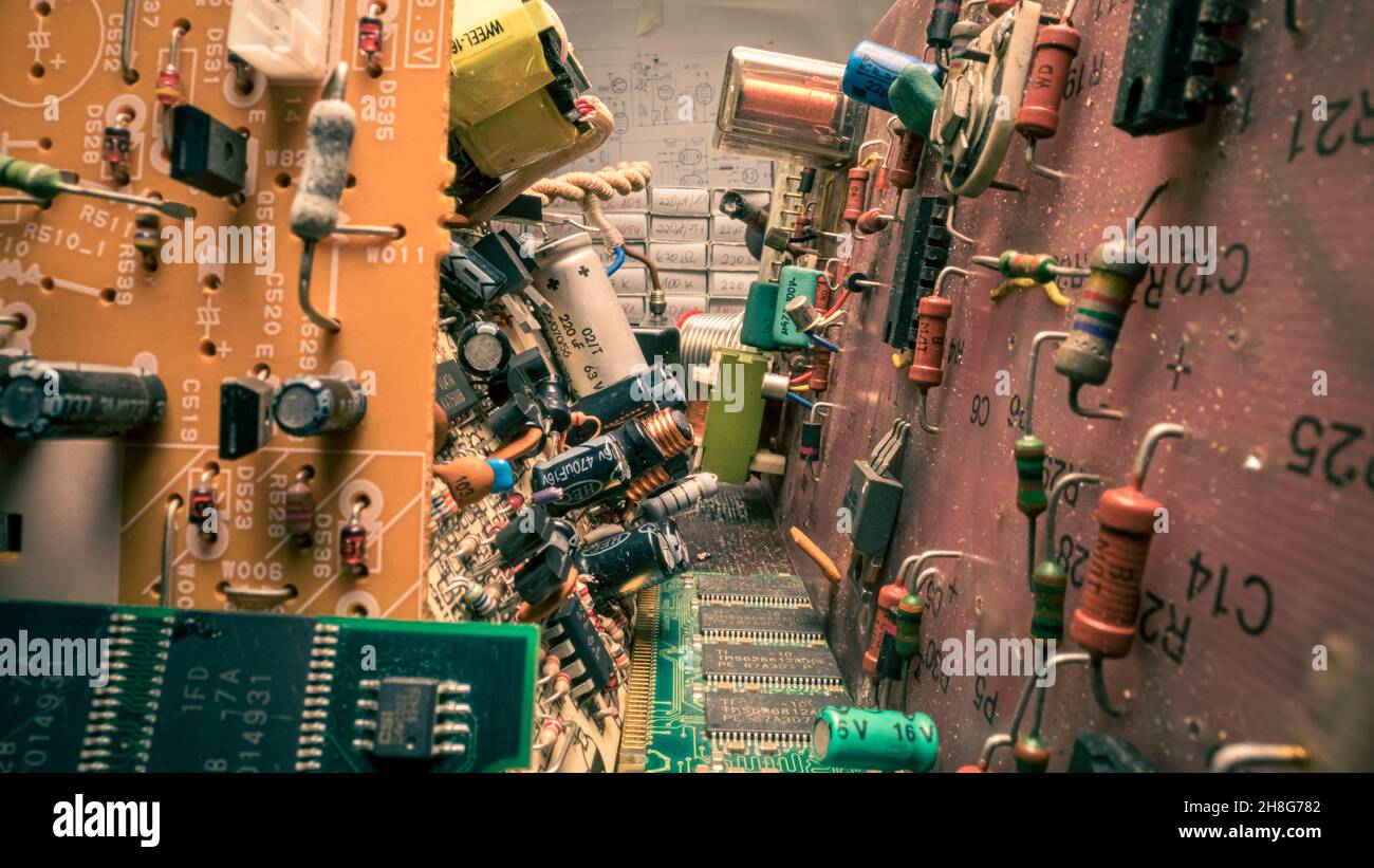 Laboratorio di elettronica retrò. Con pezzi di ricambio e saldatore. Artigianato vecchio stile. Foto Stock