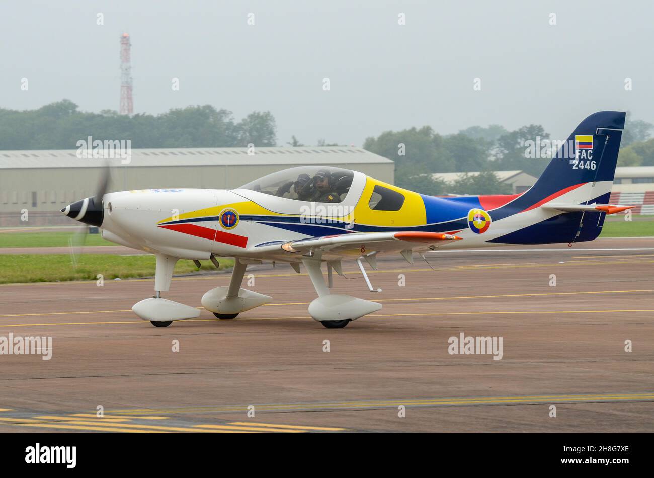 Colombian Air Force CIAC-Lancair T-90 Calima Trainer Plane FAC2446 dopo l'atterraggio alla RAF Fairford dopo la mostra a Farnborough. Tour di vendita Foto Stock