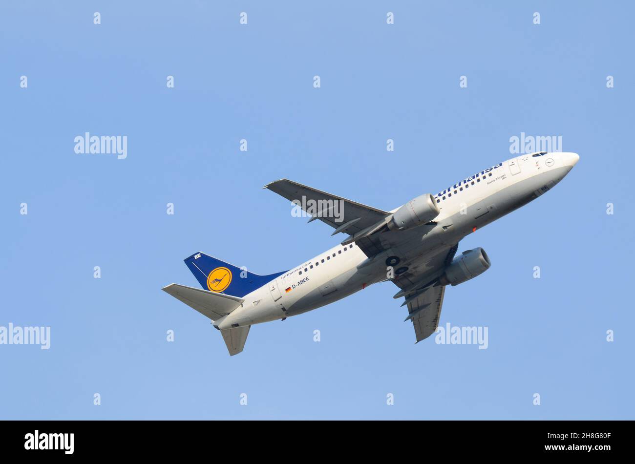 Lufthansa Boeing 737 aereo aereo aereo aereo aereo D-ABEE decollo in cielo blu all'aeroporto di Londra Heathrow UK. Vecchio aereo versione 737-300. Volo a corto raggio Foto Stock