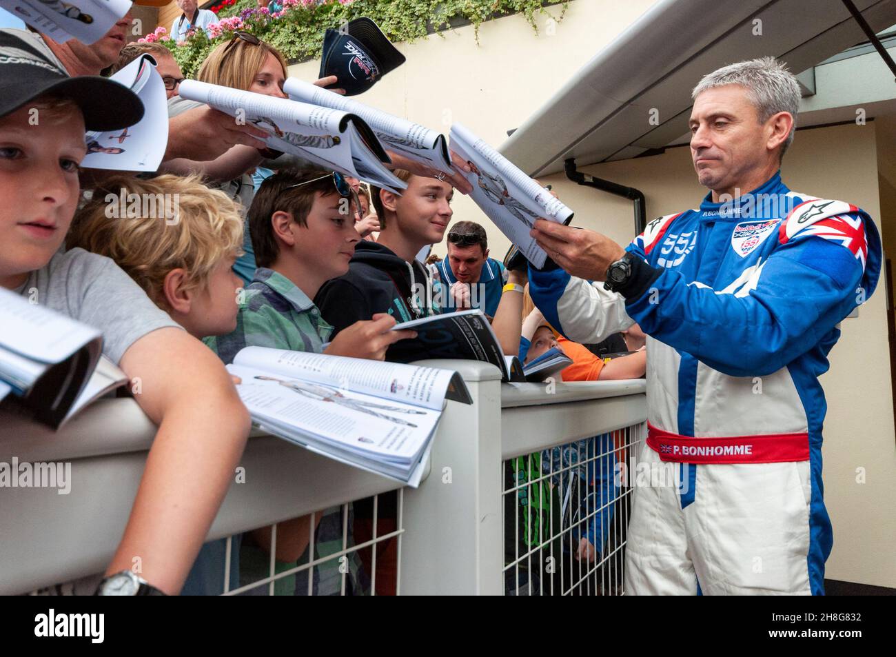 Il vincitore Paul Bonhomme firma autografi dopo la Red Bull Air Race al Royal Ascot 2015. Cacciatori di grafici automatici. Programmi di eventi di autografia. Giovani fan Foto Stock