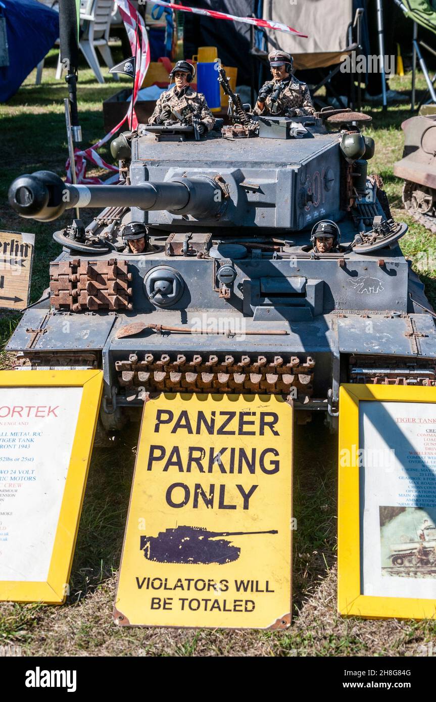 Molto grande serbatoio tedesco Panzer radiocontrollato, della seconda guerra mondiale in un evento militare esterno, con divertente cartello di parcheggio. Hobby. Grande scala Foto Stock