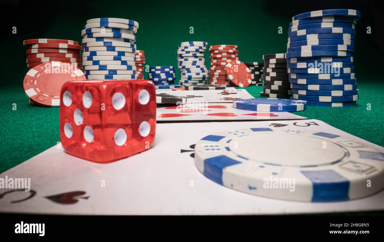 Tavolo verde per il Texas holdem. Tavolo da poker con chip e carte. Effetto parallasse. Foto Stock