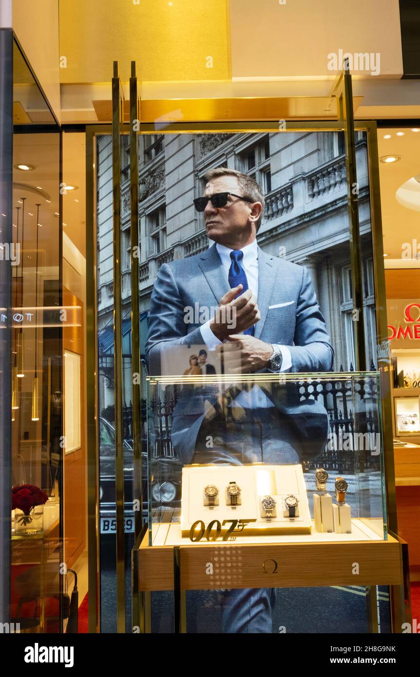 Daniel Craig come James Bond 007 orologio da polso pubblicità in negozio di gioielli vetrina al 100 Liverpool Street centro commerciale London UK KATHY DEWITT Foto Stock