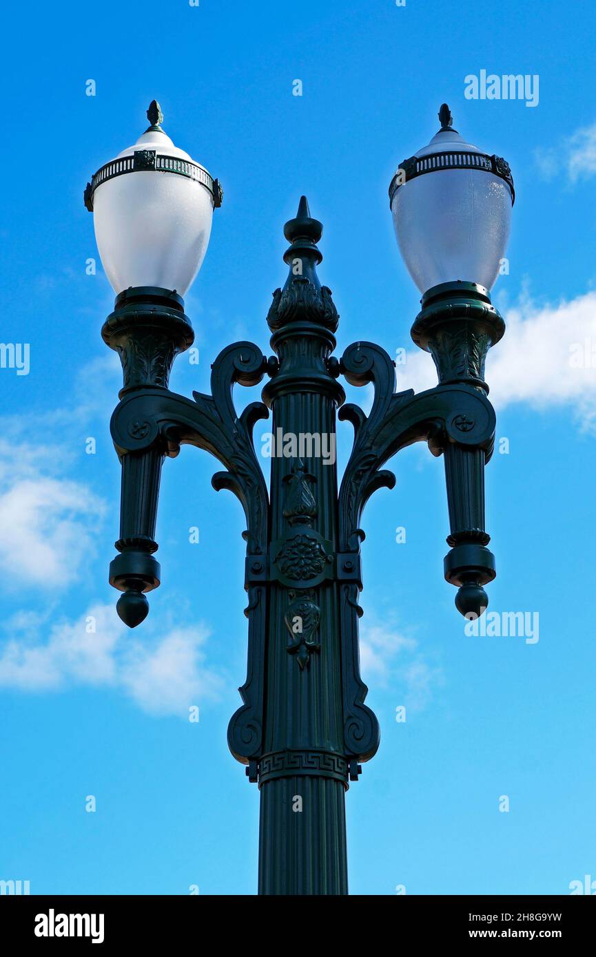 Antica lampada da strada contro un cielo blu, Belo Horizonte, Brasile Foto Stock