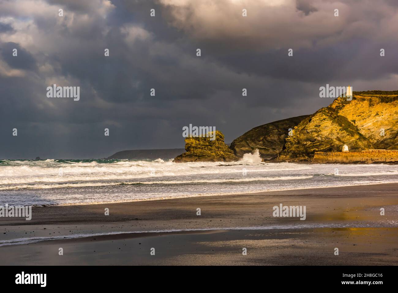 Naviga contro la parete del porto mentre Storm Arwen costruisce a Portreath Beach, vicino a Redruth, Cornovaglia, Regno Unito Foto Stock