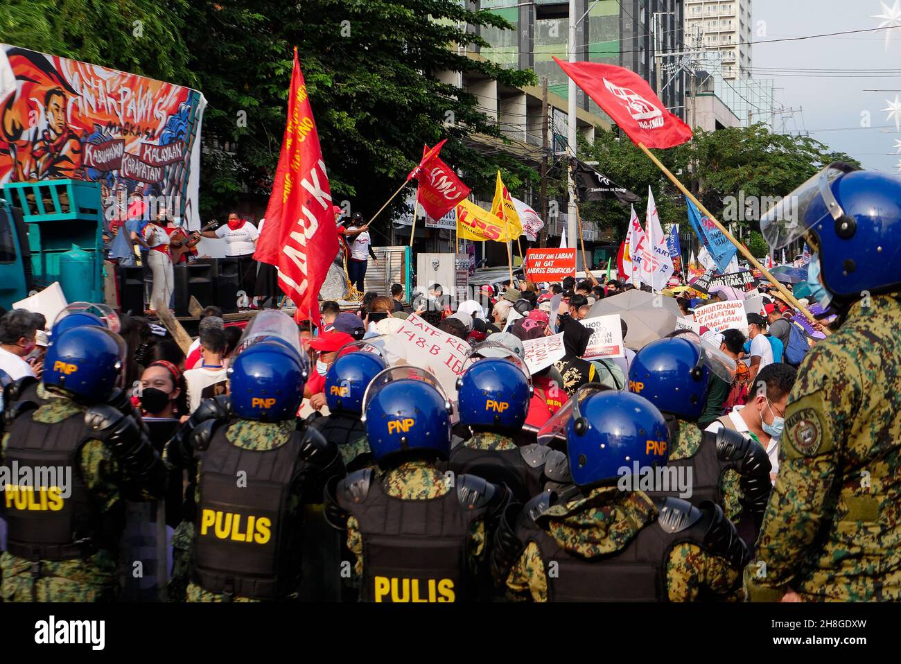 30 novembre 2021, Manila City, National Capital Region, Filippine: Numerosi lavoratori si sono riuniti in gruppi a Welcome rotonda a EspaÃÂ±blvd. I lavoratori marciano in protesta in onore di Andres Bonifacio, eroe nazionale e padre della rivoluzione filippina. È in questo Andres Bonifacio Day che marciano verso Mendiola ma bloccati dalla polizia. La marcia di protesta si tiene per evidenziare le questioni chiave per un posto di lavoro sicuro, per fermare i gruppi poveri del settore, i loro diritti di lavoratori e la libertà dalla corrotta amministrazione Duterte. (Credit Image: © George Buid/ZUMA Pr Foto Stock