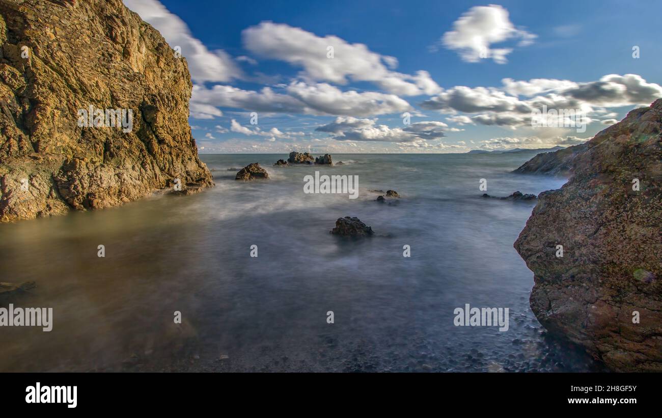 La penisola di Howth Head in giornata soleggiata e nuvolosa, esposizione a lungo, Dublino County, Seashore di scogliere, baie e rocce paesaggio, Irlanda Foto Stock