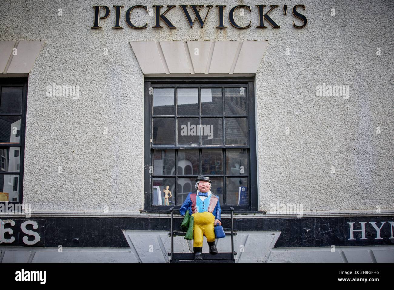 Llanrwst villaggio negozi A470 Bridge Street a Snowdonia, Gwynedd, nord Galles Pickwicks book shop Foto Stock