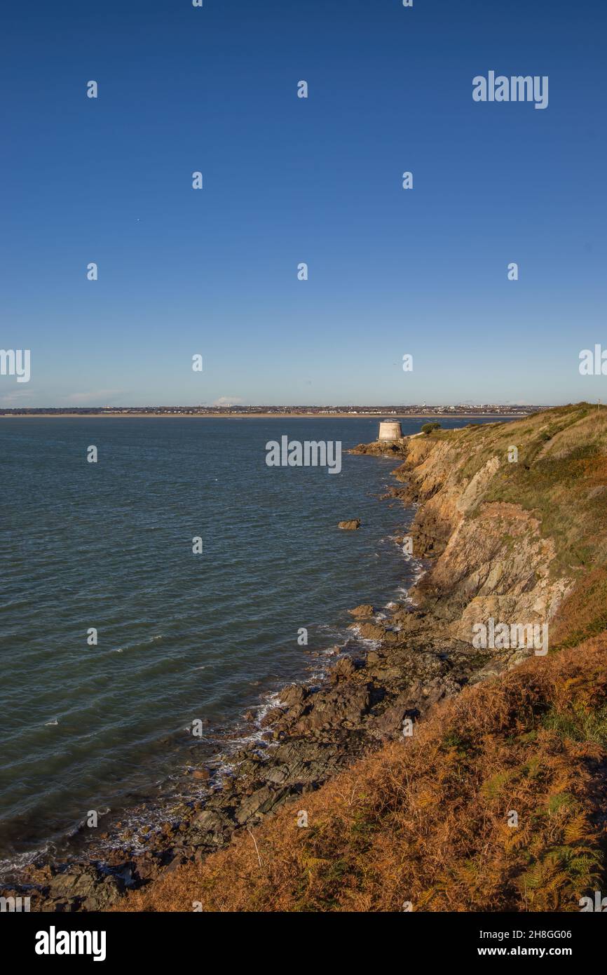 La penisola di Howth Head in giornata soleggiata e nuvolosa, baia nascosta, cielo drammatico, contea di Dublino, Seashore di scogliere, Baie e rocce paesaggio, Irlanda Foto Stock
