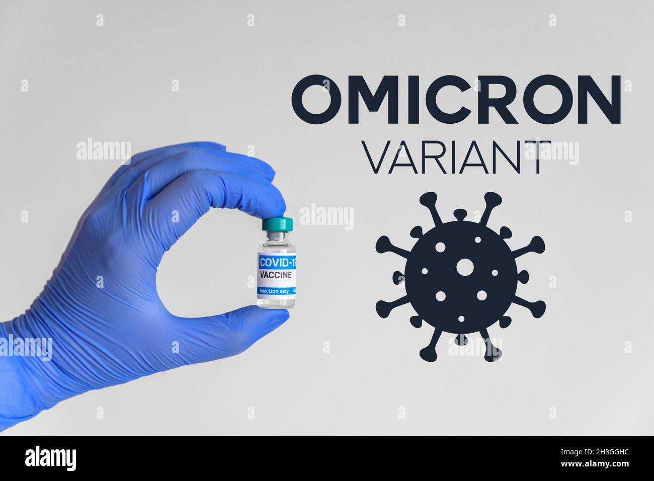 Primo piano di un operatore medico che detiene una fiala di vaccino covido con testo omicron su sfondo bianco Foto Stock