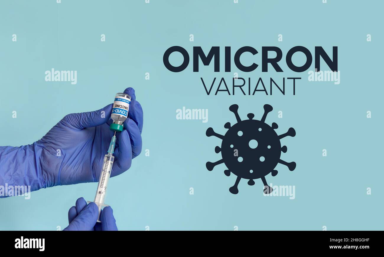 Operatore medico con guanti blu che tengono la siringa del flaconcino di vaccino contro il coronavirus di fronte a sfondo blu con il testo omicron e l'icona del virus Foto Stock