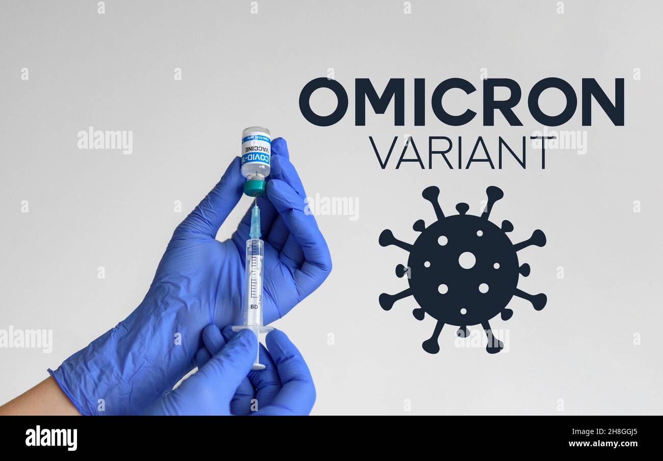 Operatore medico con guanti bianchi che tengono la siringa del flaconcino di vaccino del coronavirus di fronte a sfondo bianco con il testo omicron e l'icona del virus Foto Stock