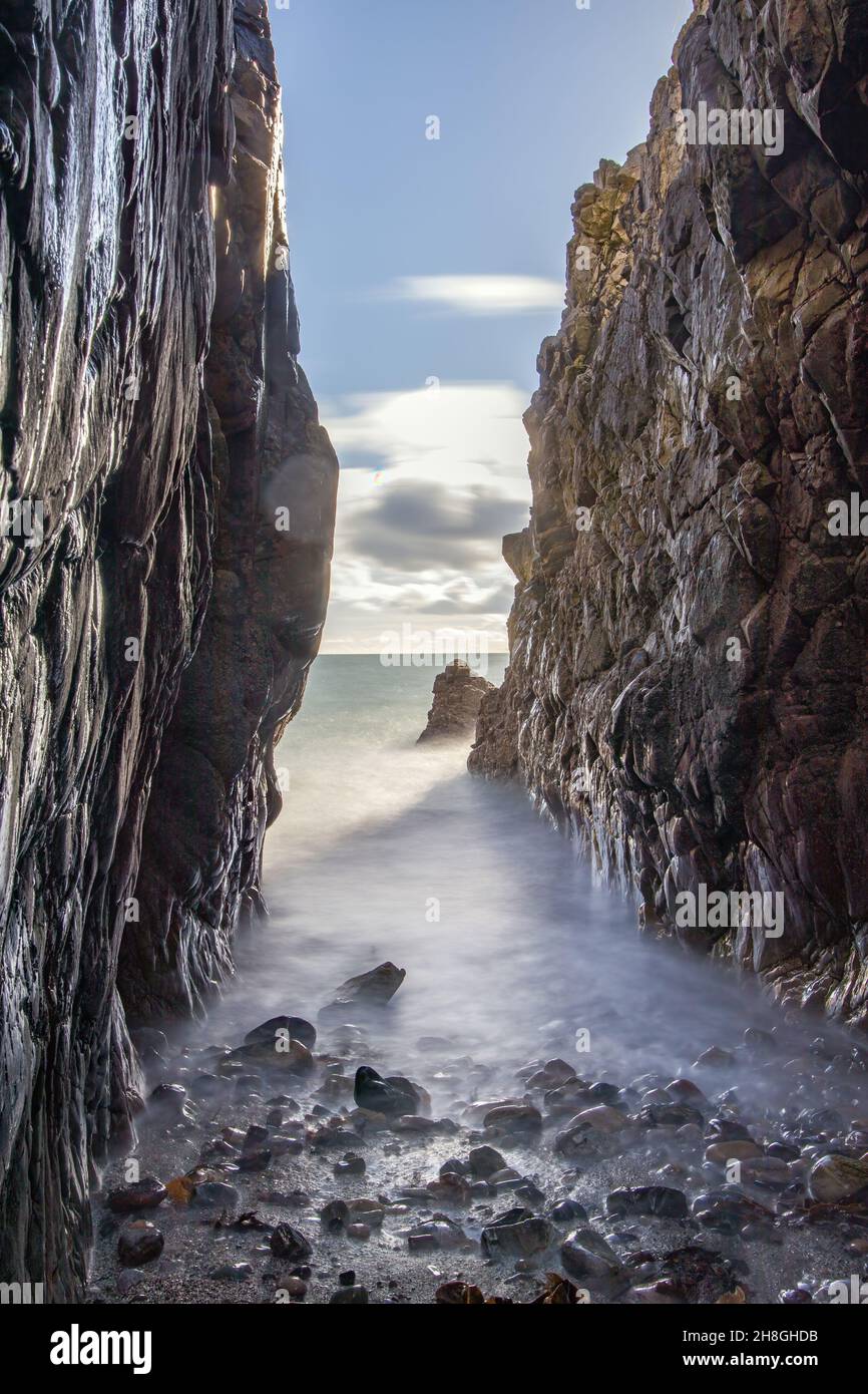La penisola di Howth Head in giornata soleggiata e nuvolosa, esposizione a lungo, Dublino County, Seashore di scogliere, baie e rocce paesaggio, Irlanda Foto Stock