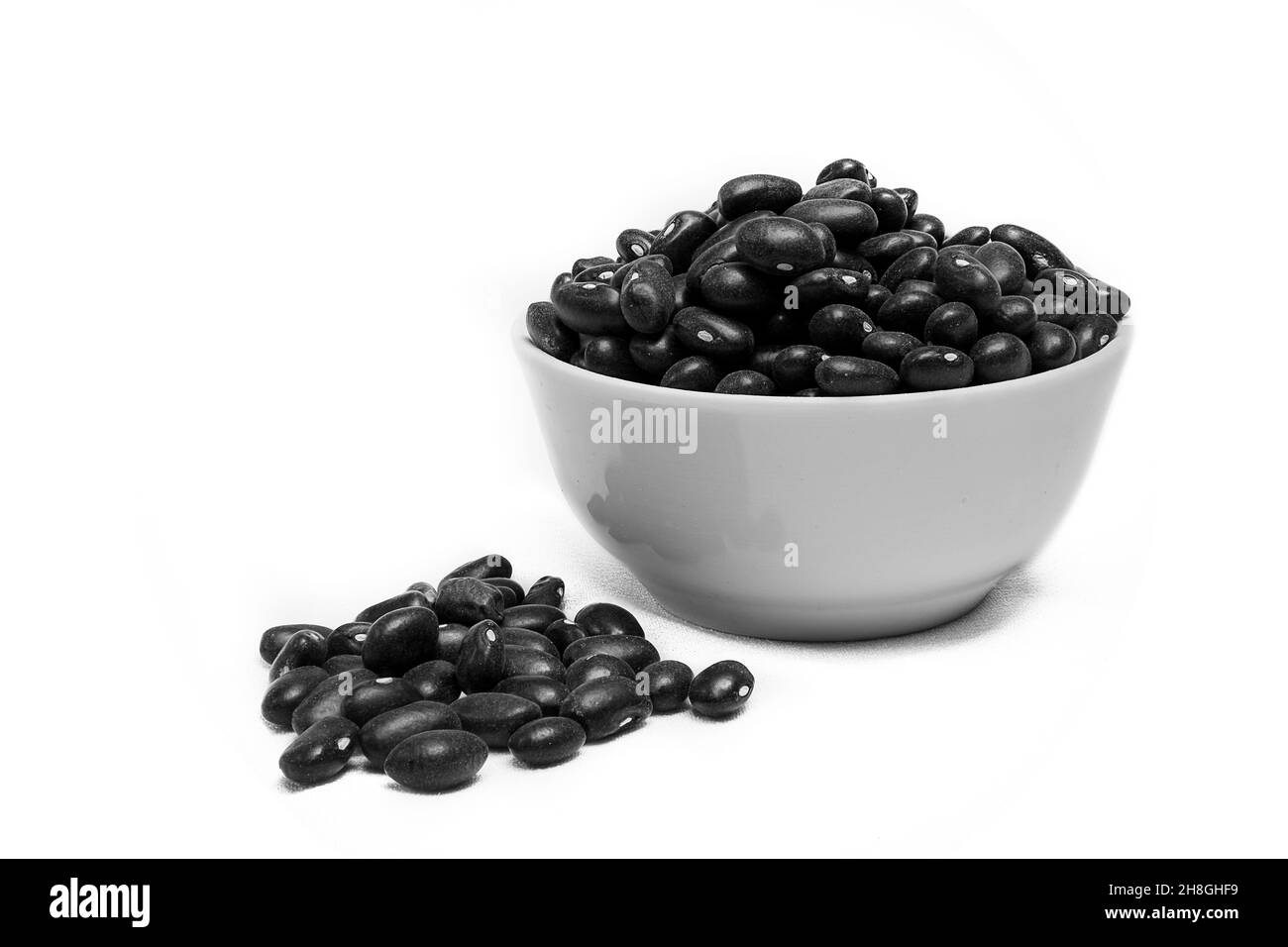 Fagioli neri in un recipiente bianco Foto Stock