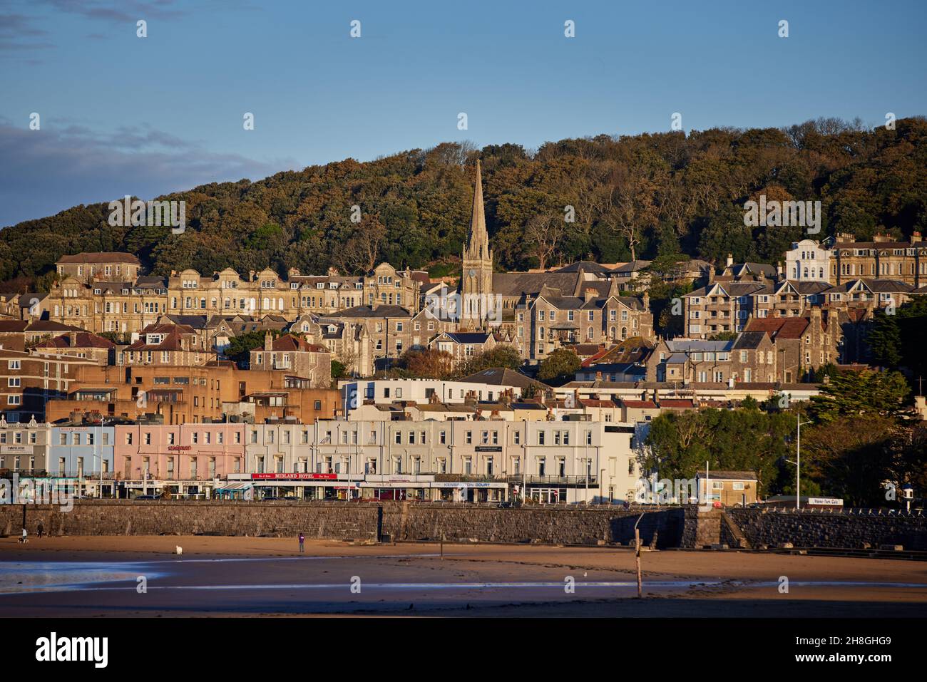 Weston-super-Mare città balneare in Somerset, Inghilterra. Il Holy Trinity Weston e il lungomare della spiaggia Foto Stock
