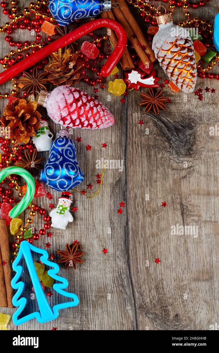 Cornice da tavolo in legno di Natale con spezie baubles e caramelle Foto Stock