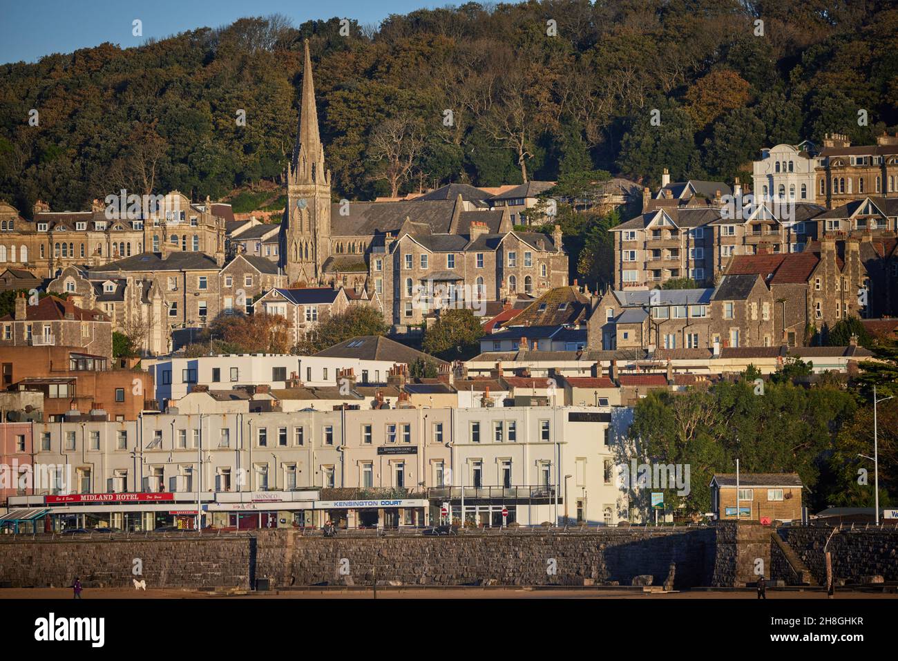 Weston-super-Mare città balneare in Somerset, Inghilterra. Il Holy Trinity Weston e il lungomare della spiaggia Foto Stock