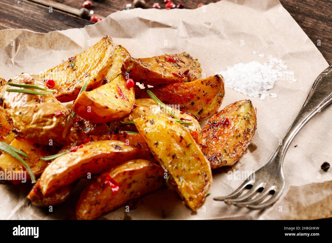 Patate fritte su carta da forno rustico servire Foto Stock