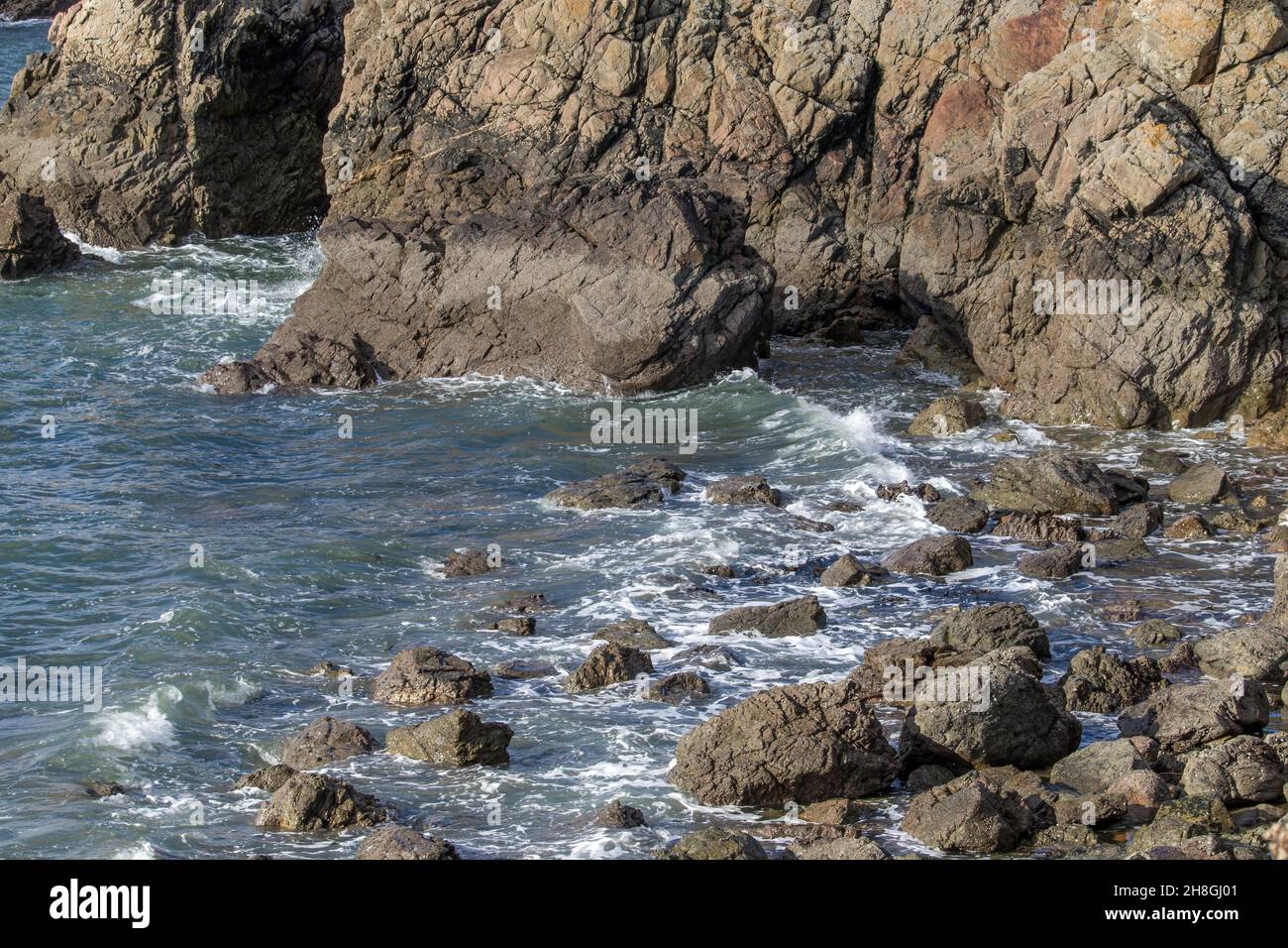 La penisola di Howth Head in giornata soleggiata e nuvolosa, baia nascosta, cielo drammatico, contea di Dublino, Seashore di scogliere, Baie e rocce paesaggio, Irlanda Foto Stock