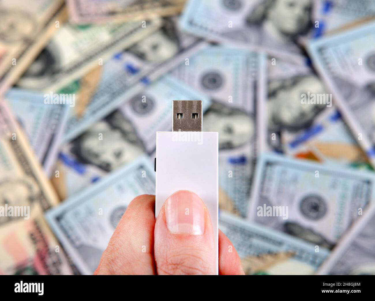 USB Flash Drive in mano sul fondo americano dollari Foto Stock