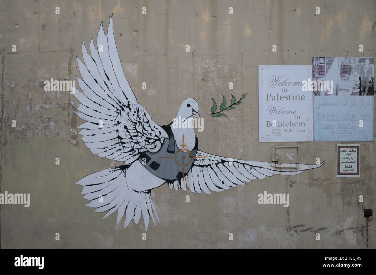 Banksy graffiti di una colomba in armatura del corpo su un muro di costruzione. Foto Stock