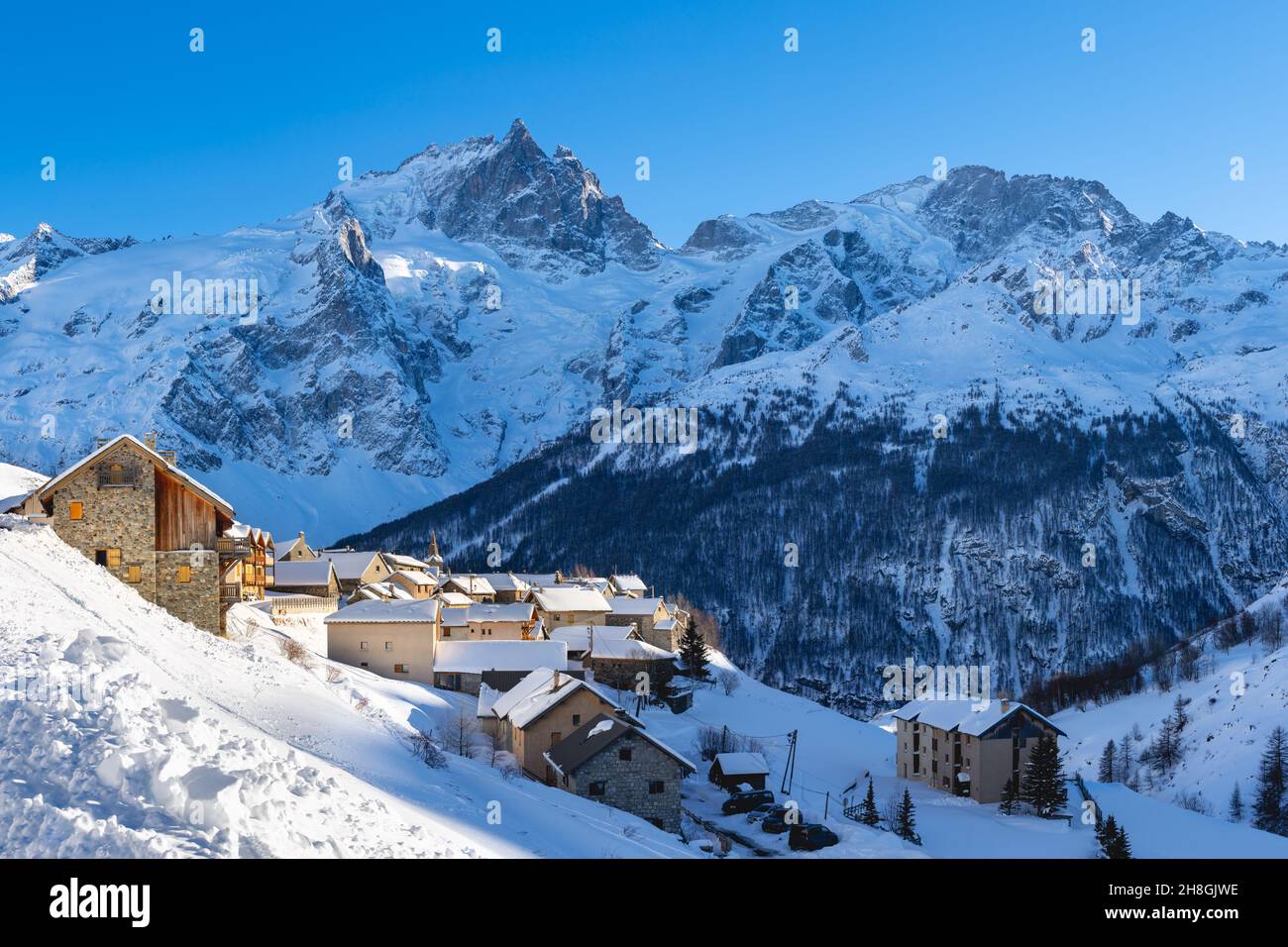 Tramonto sul villaggio di Chazelet di fronte la Meije picco (Ecrins National Park Massif) in inverno. Stazione sciistica nelle Alte Alpi (Alpi). Francia Foto Stock