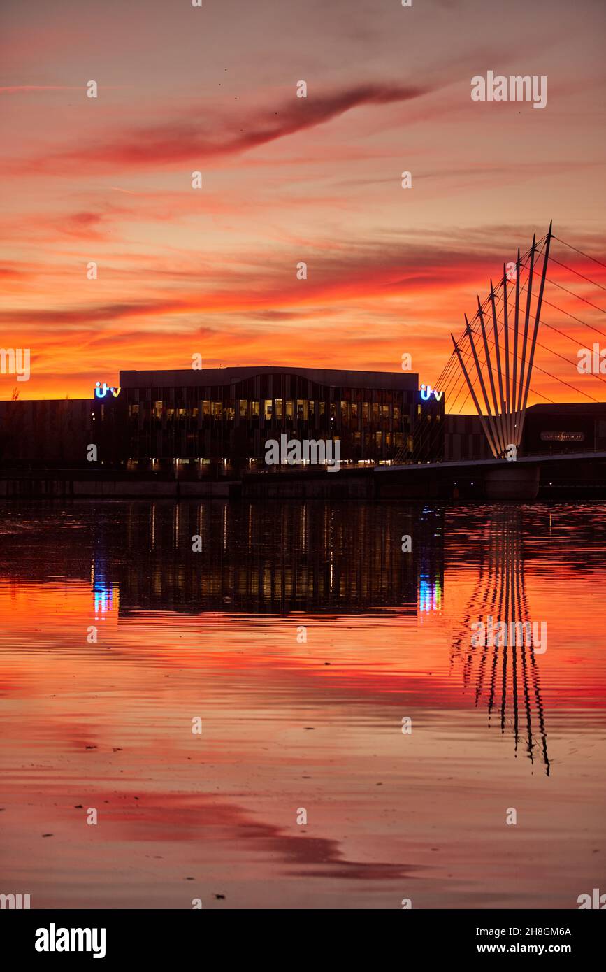 Salford Quays Manchester Ship Canal, ITV Granada, ITV Studios, Coronation Street e il ponte pedonale di Media City Foto Stock