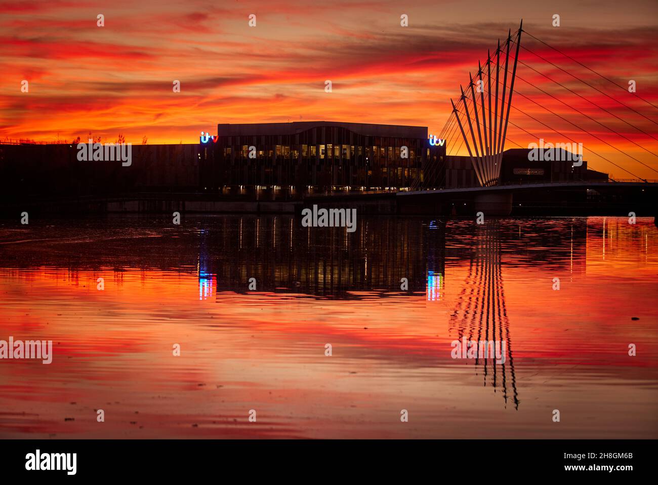 Salford Quays Manchester Ship Canal, ITV Granada, ITV Studios, Coronation Street e il ponte pedonale di Media City Foto Stock