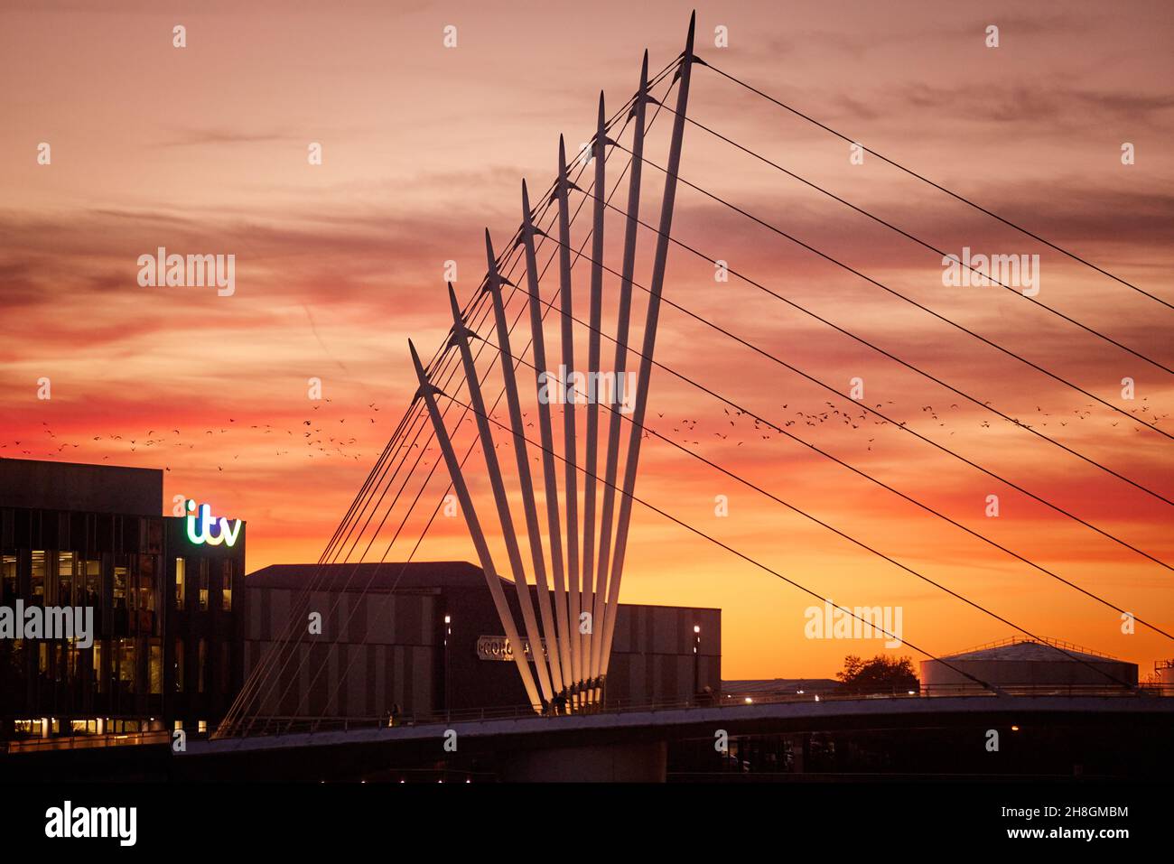 Salford Quays Manchester Ship Canal, ITV Granada, ITV Studios, Coronation Street e il ponte pedonale di Media City Foto Stock