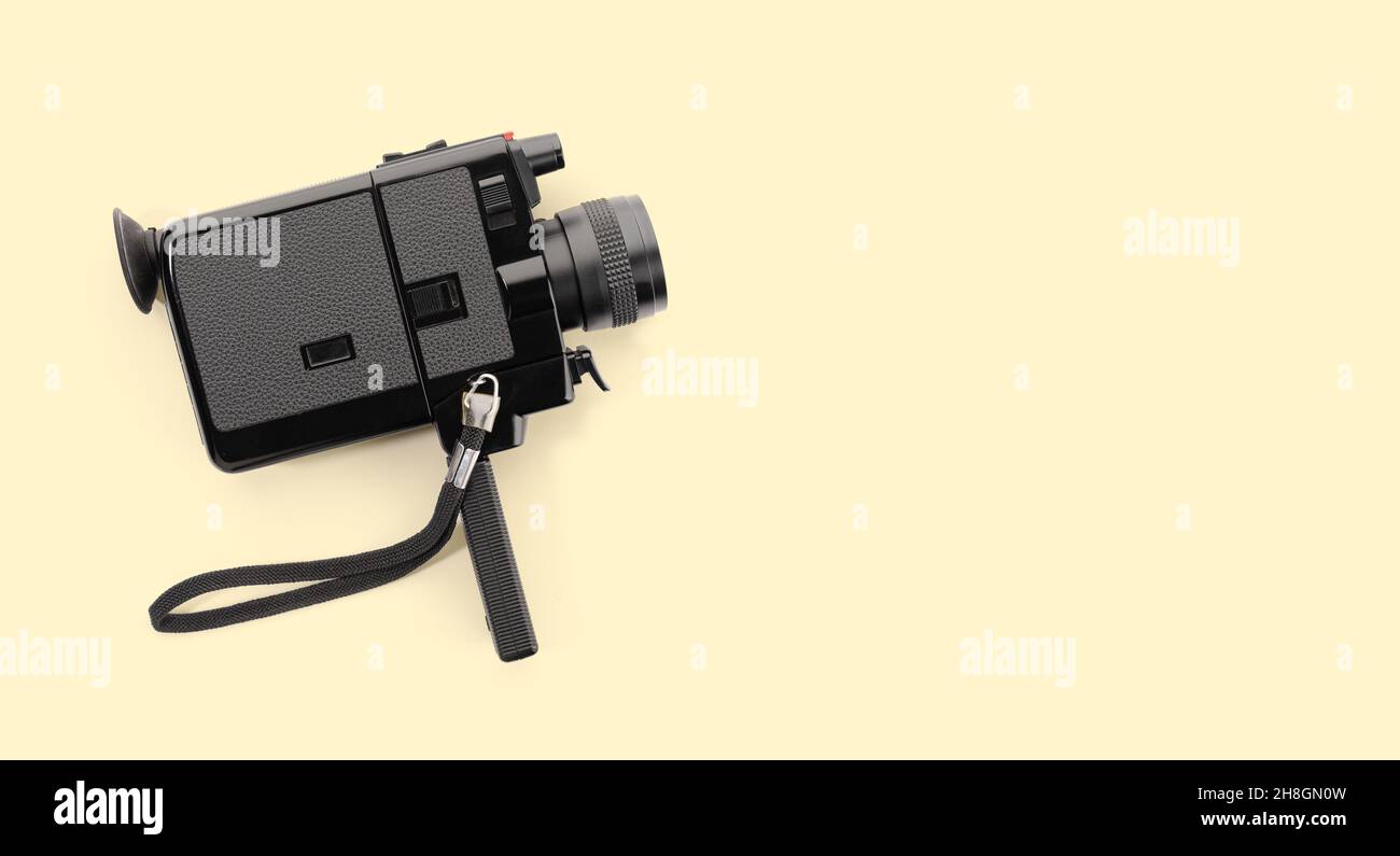 Telecamera Super 8 film isolata su sfondo beige. Spazio di copia Foto Stock