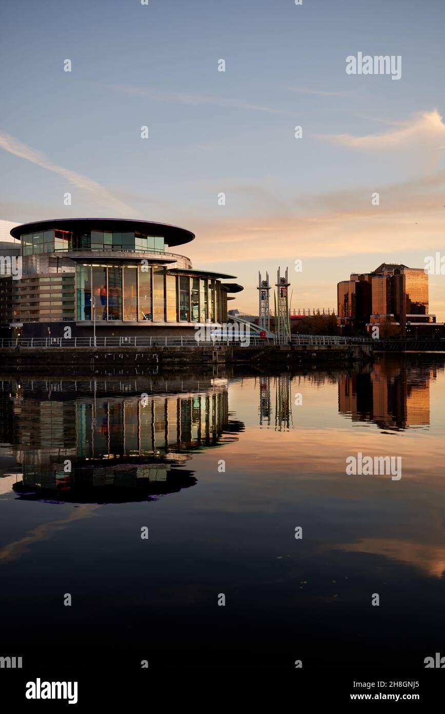 Salford Quays manchester Ship Canal, North Bay, MediaCityUK Waterfront The Alchemist e Lowry Theatre Foto Stock
