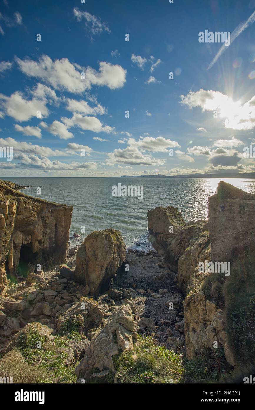 La penisola di Howth Head in giornata soleggiata e nuvolosa, baia nascosta, cielo drammatico, contea di Dublino, Seashore di scogliere, Baie e rocce paesaggio, Irlanda Foto Stock