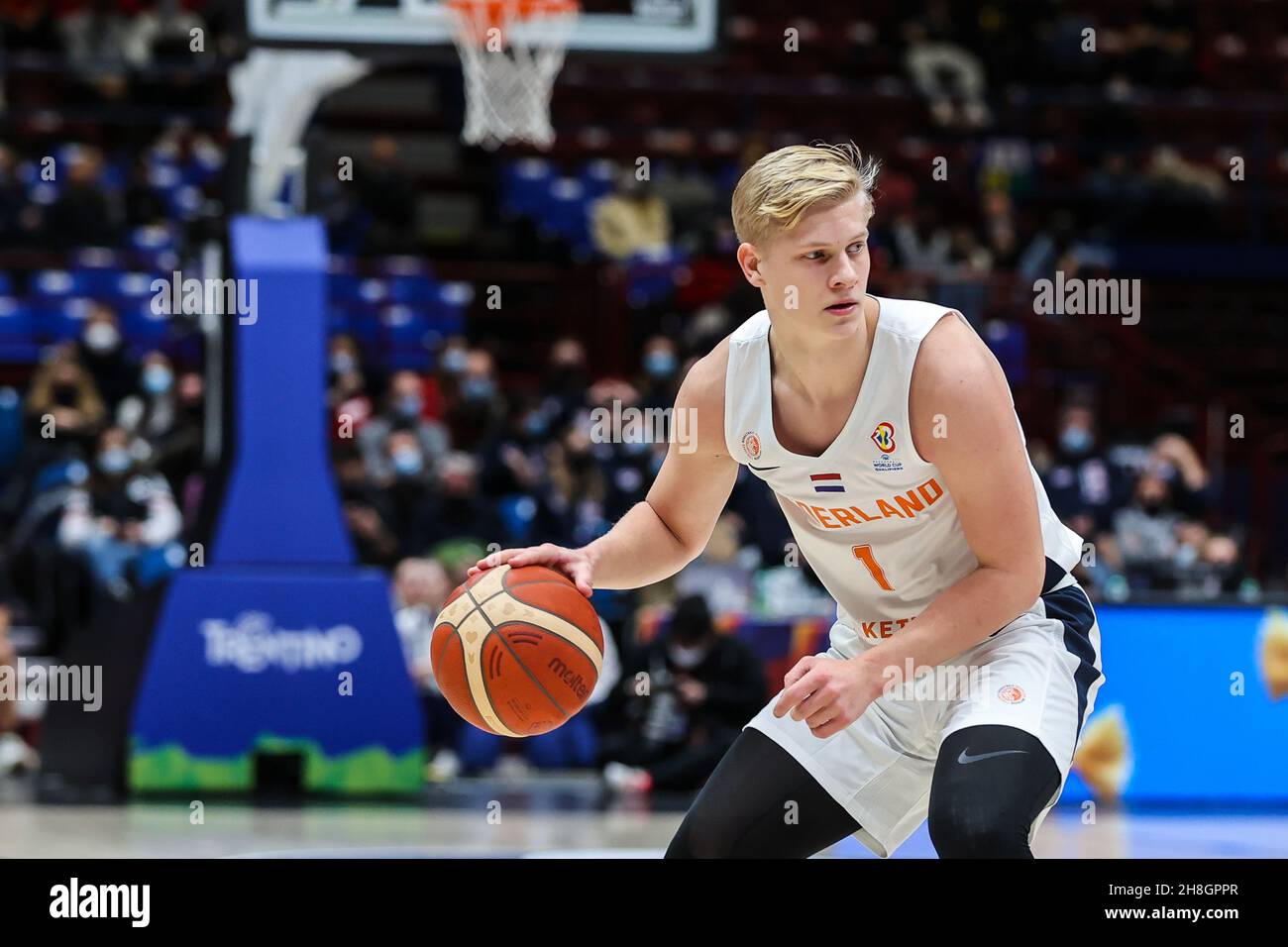 Milano, Italia. 29 novembre 2021. Keye Van Der Vuurst De Vries #1 dei Paesi Bassi in azione durante la Coppa del mondo di Basket FIBA 2023 Qualifiche europee 1° turno del Gruppo H tra Italia e Paesi Bassi al Mediolanum Forum di Milano il 29 novembre 2021 Credit: Independent Photo Agency/Alamy Live News Foto Stock