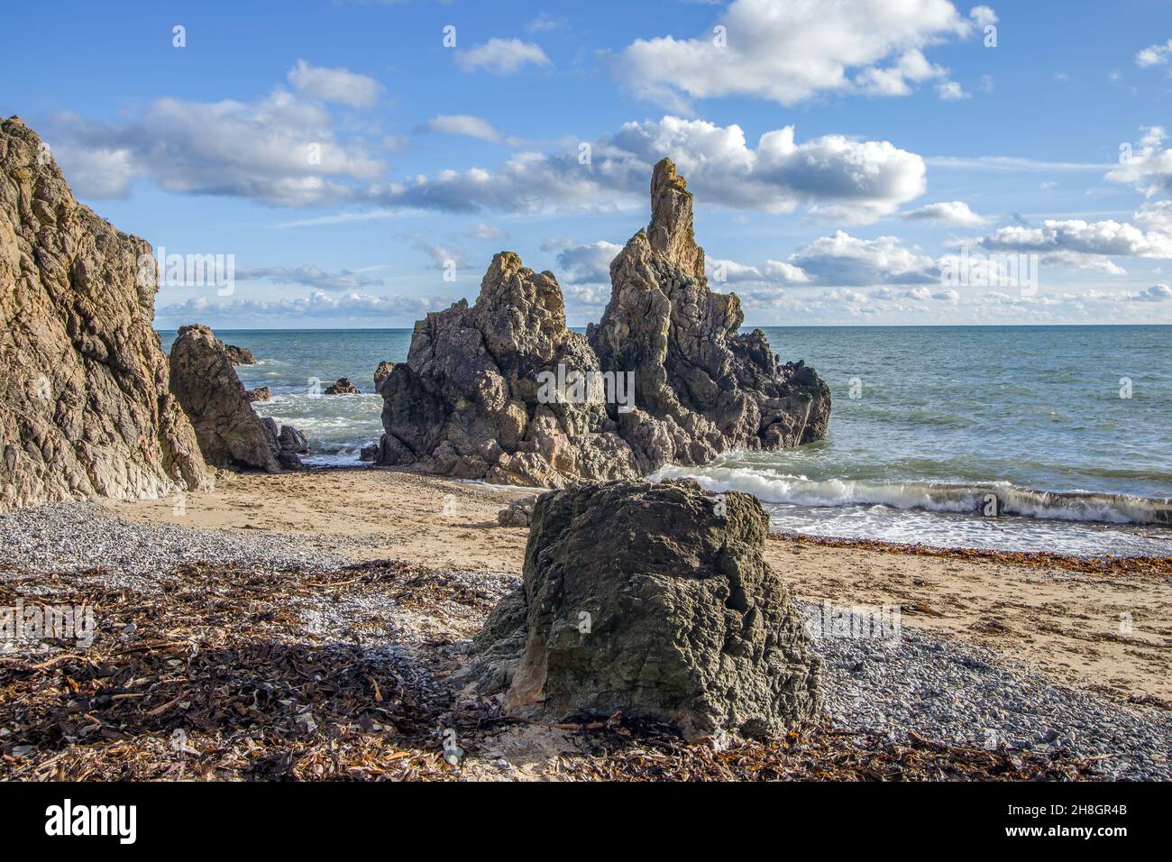 La penisola di Howth Head in giornata soleggiata e nuvolosa, baia nascosta, cielo drammatico, contea di Dublino, Seashore di scogliere, Baie e rocce paesaggio, Irlanda Foto Stock