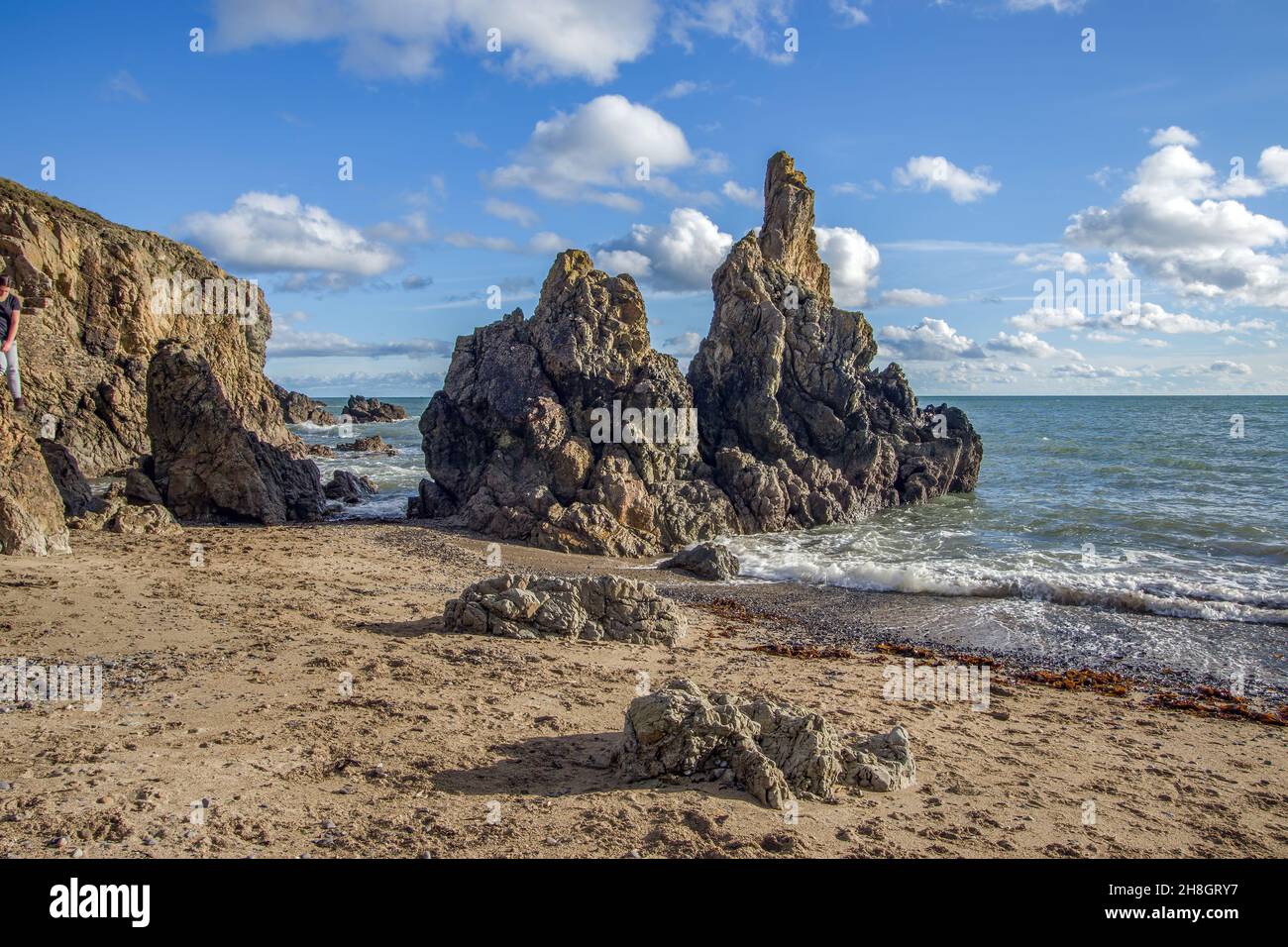 La penisola di Howth Head in giornata soleggiata e nuvolosa, baia nascosta, cielo drammatico, contea di Dublino, Seashore di scogliere, Baie e rocce paesaggio, Irlanda Foto Stock