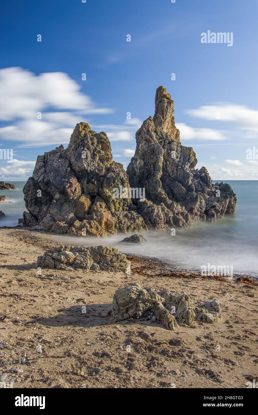 La penisola di Howth Head in giornata soleggiata e nuvolosa, esposizione a lungo, Dublino County, Seashore di scogliere, baie e rocce paesaggio, Irlanda Foto Stock
