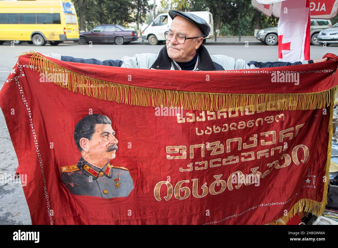 Tbilisi,Georgia - 10-30-2016:Tbilisi Flea market.Soviet bandiera con stalin Foto Stock