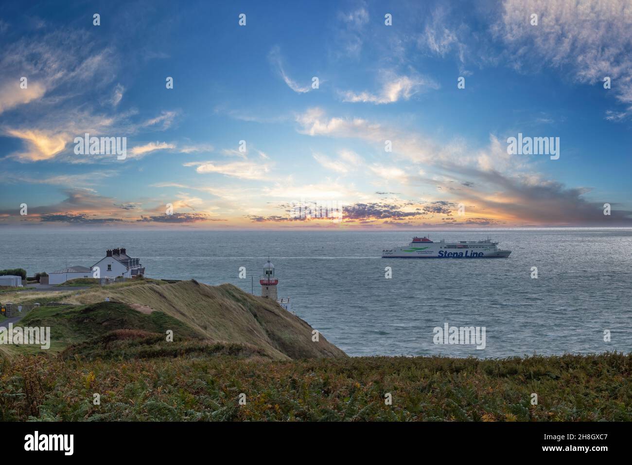 Baily Lighthouse, la penisola di Howth Head in giorno soleggiato e nuvoloso, Seashore, scogliere e rocce, paesaggio, Dublino, L'Irlanda, Foto Stock