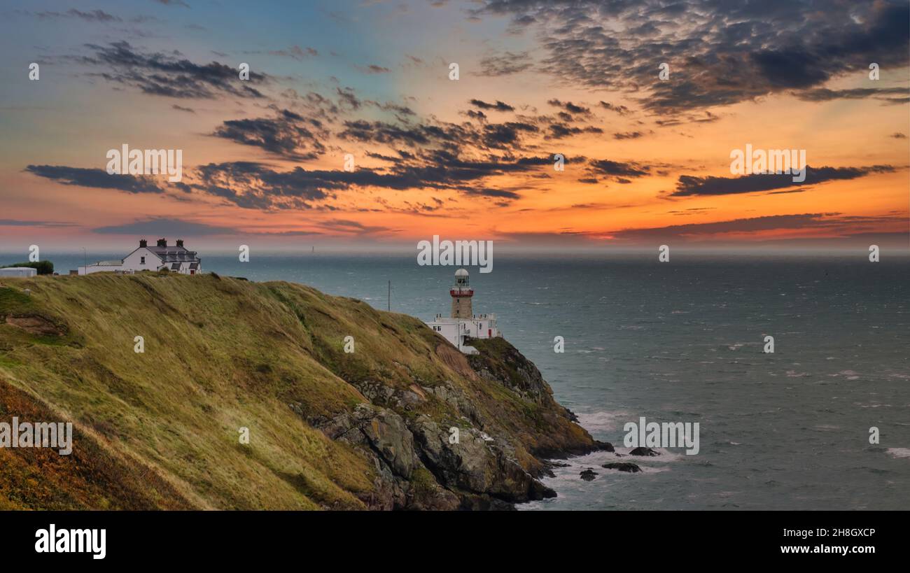 Baily Lighthouse, la penisola di Howth Head in giorno soleggiato e nuvoloso, Seashore, scogliere e rocce, paesaggio, Dublino, L'Irlanda, Foto Stock