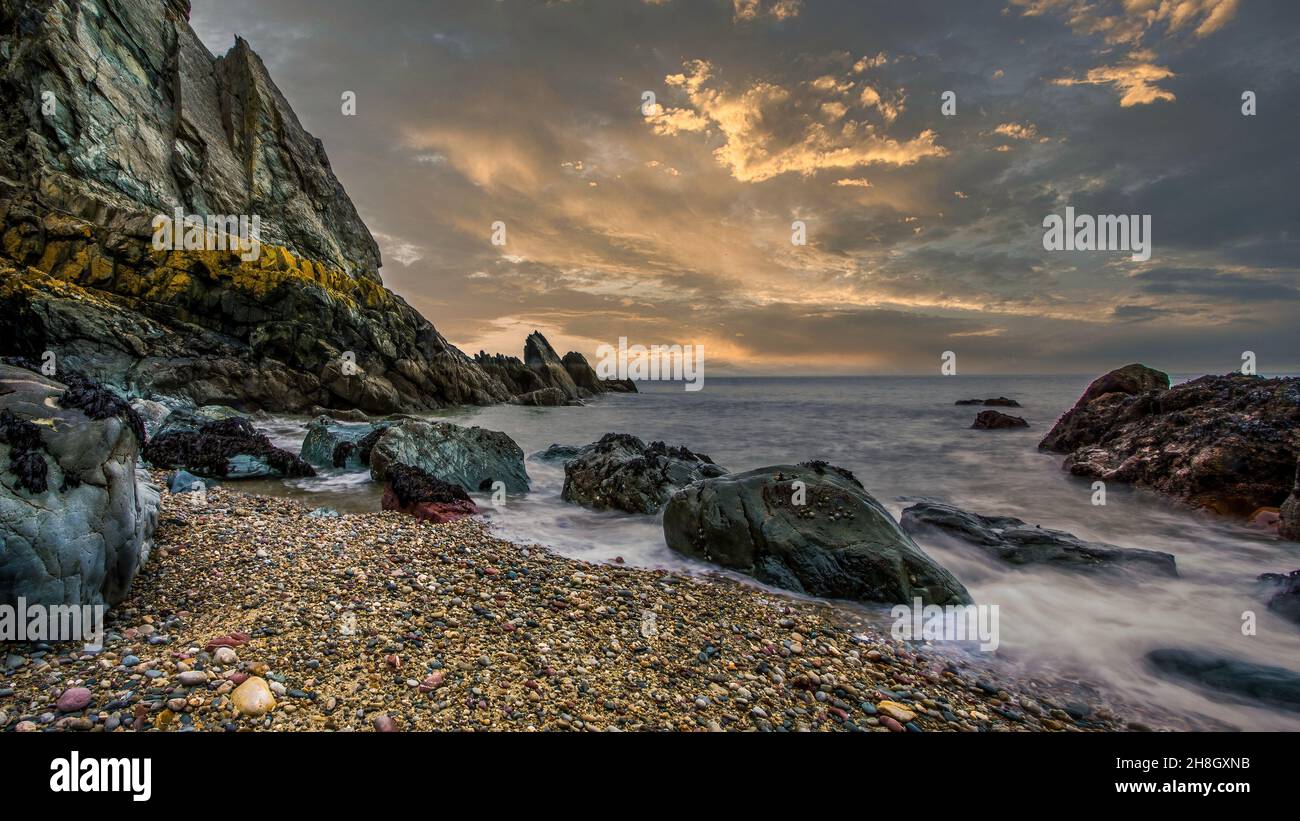 La penisola di Howth Head in giornata soleggiata e nuvolosa, esposizione a lungo, Dublino County, Seashore di scogliere, baie e rocce paesaggio, Irlanda Foto Stock