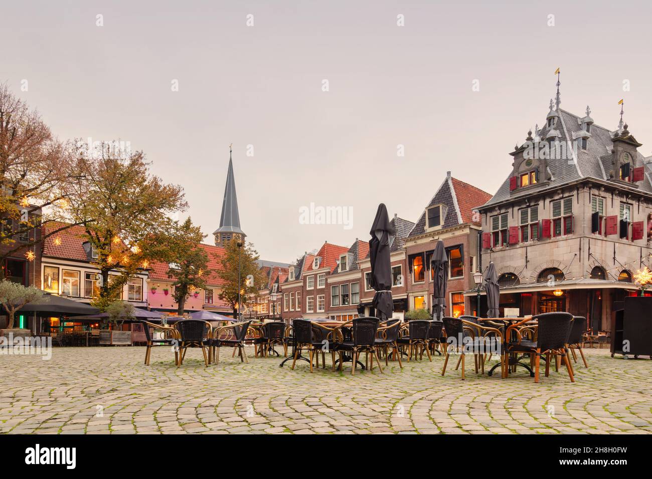 Vista al tramonto sulla piazza del centro di Roode Steen con decorazioni natalizie nella città olandese di Hoorn, nei Paesi Bassi Foto Stock