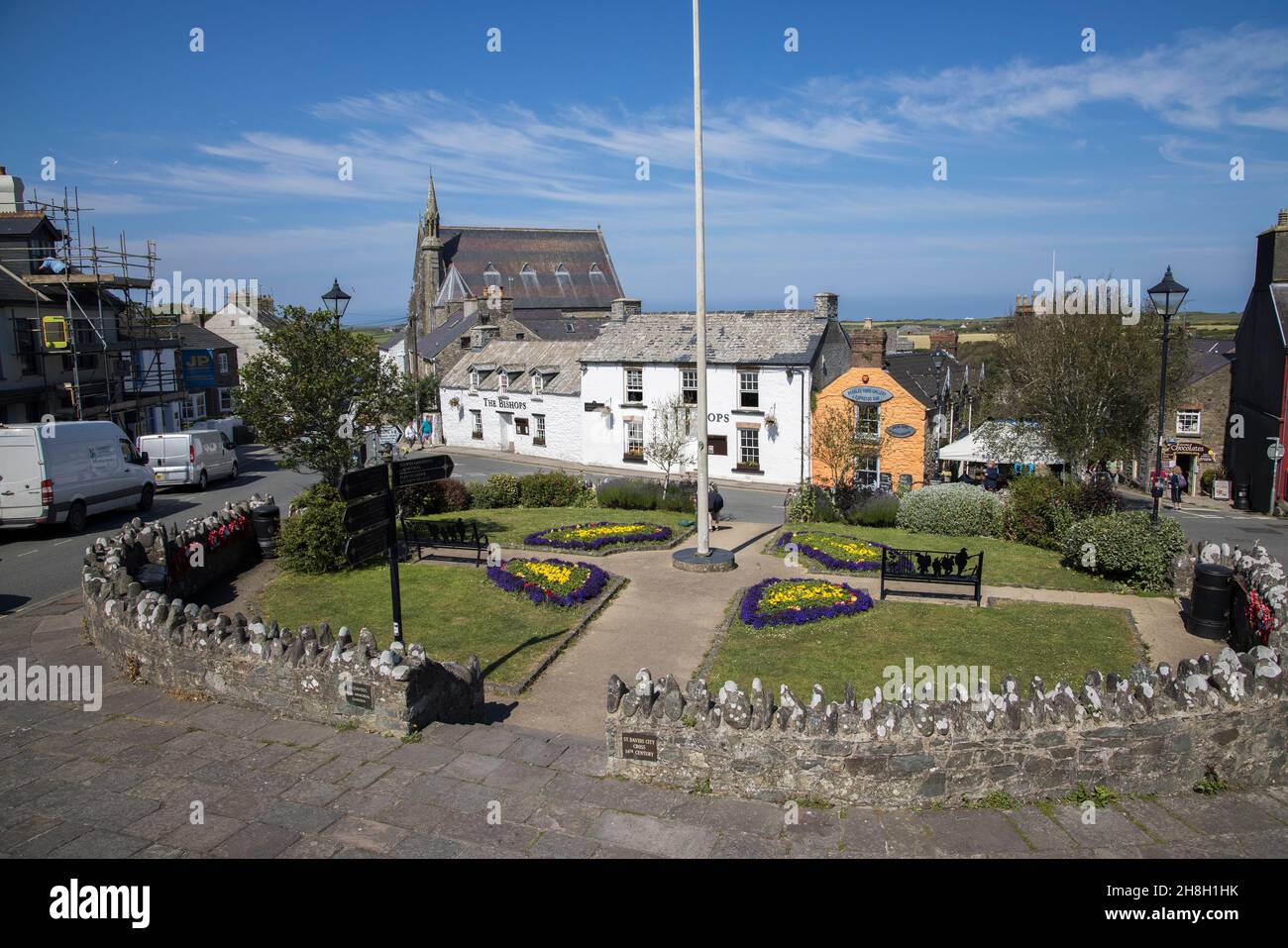Public War Memorial Garden e posti a sedere nel centro città, St Davids, Pembrokeshire, Galles, Regno Unito Foto Stock