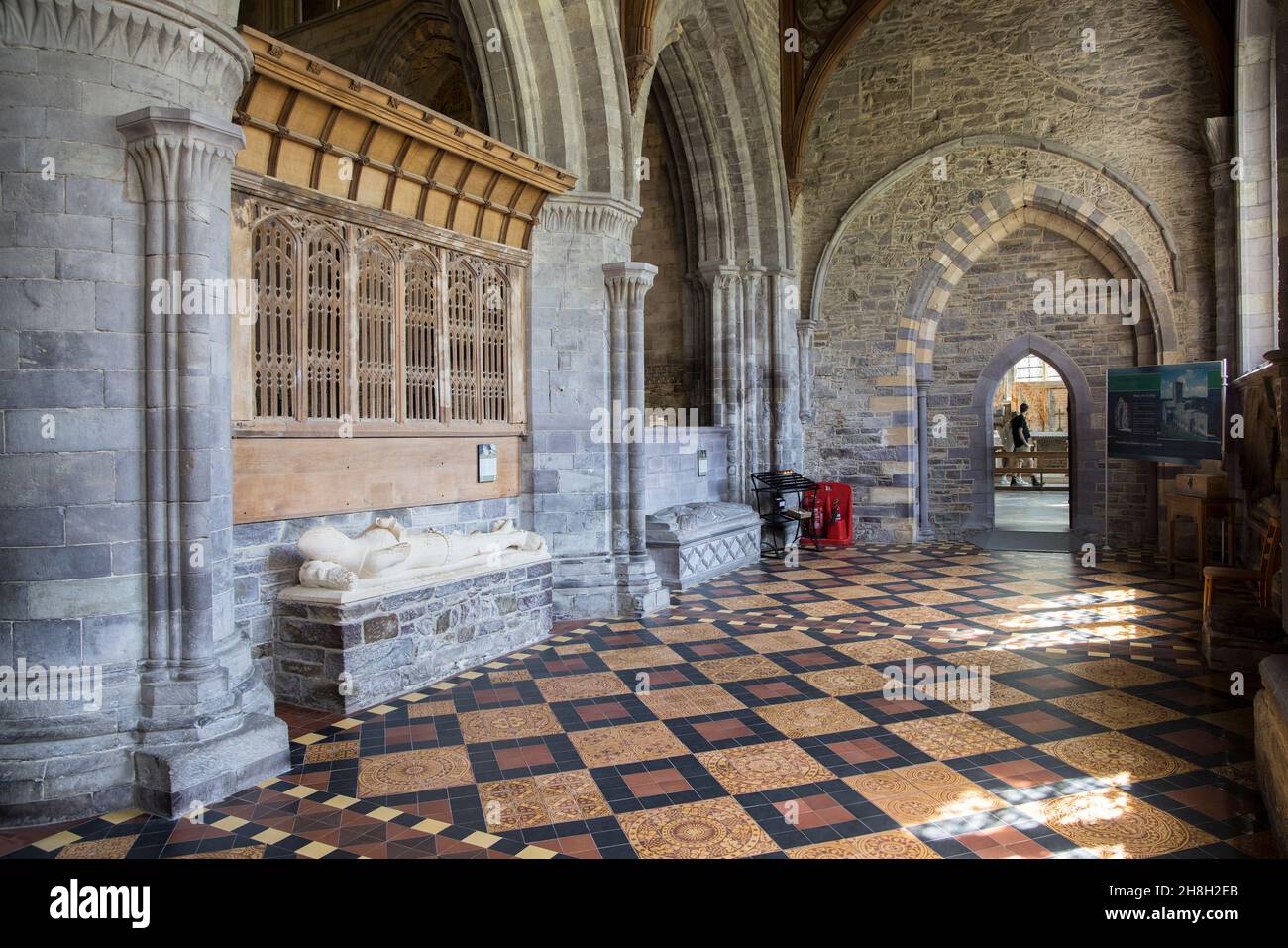 Pavimento piastrellato e tombe, Cattedrale di St Davids, Pembrokeshire, Galles, Regno Unito Foto Stock